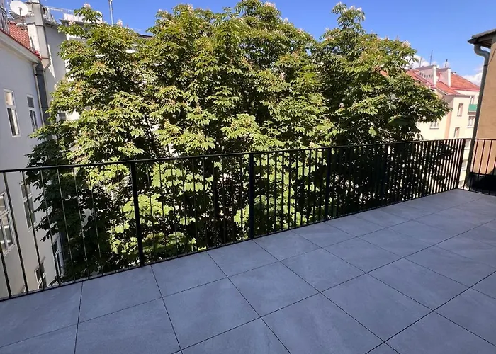 Large Garden-View Balcony Comfort Retreat 1020-Vienna